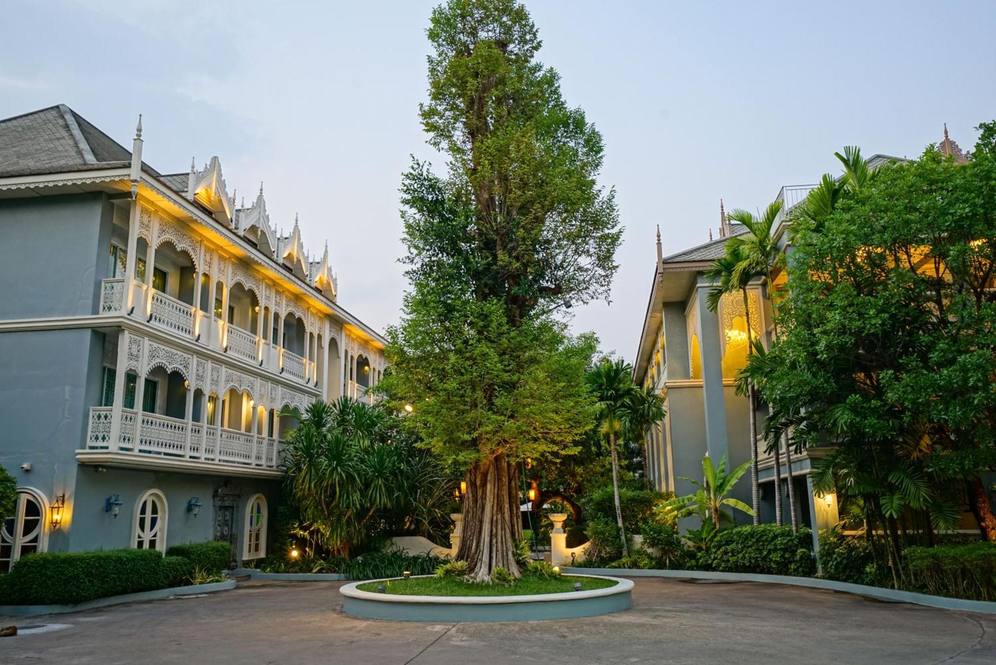 At Pingnakorn Riverside Hotel 4*